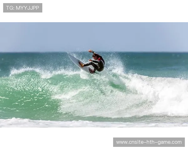 冲浪选手在超大型海浪中完成惊世一滑,媒体称其“海上王者” 冲浪选手在超大型海浪中完成惊世一滑,媒体称其“海上王者”