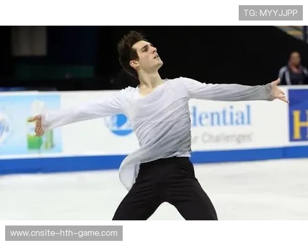 花样滑冰男神跳跃后摆造型太帅，秒变舞台焦点！